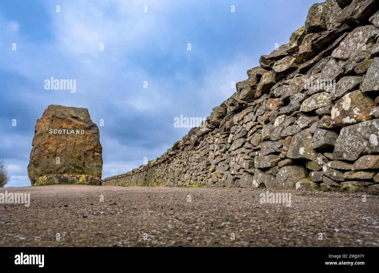Cart Bar, confine scozzese/inglese, Scozia, Northumberland. Immagini del cartello e dell'enorme roccia al confine scozzese, a Carter Bat, sul confine Foto Stock