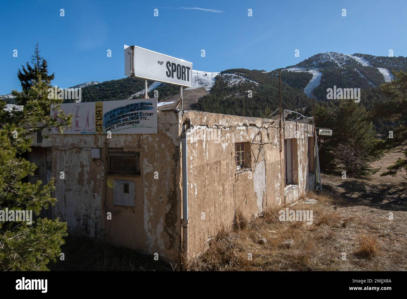 Mandelieu la Napoule, Francia. 13 febbraio 2024. Un negozio di noleggio sci abbandonato a GreoliÃ¨res-les-neige. Il resort più basso delle Alpi marittime, che soffre di riscaldamento globale, sta valutando di decaffare il suo nome per rimuovere il riferimento alla neve. (Credit Image: © Laurent Coust/SOPA Images via ZUMA Press Wire) SOLO PER USO EDITORIALE! Non per USO commerciale! Foto Stock