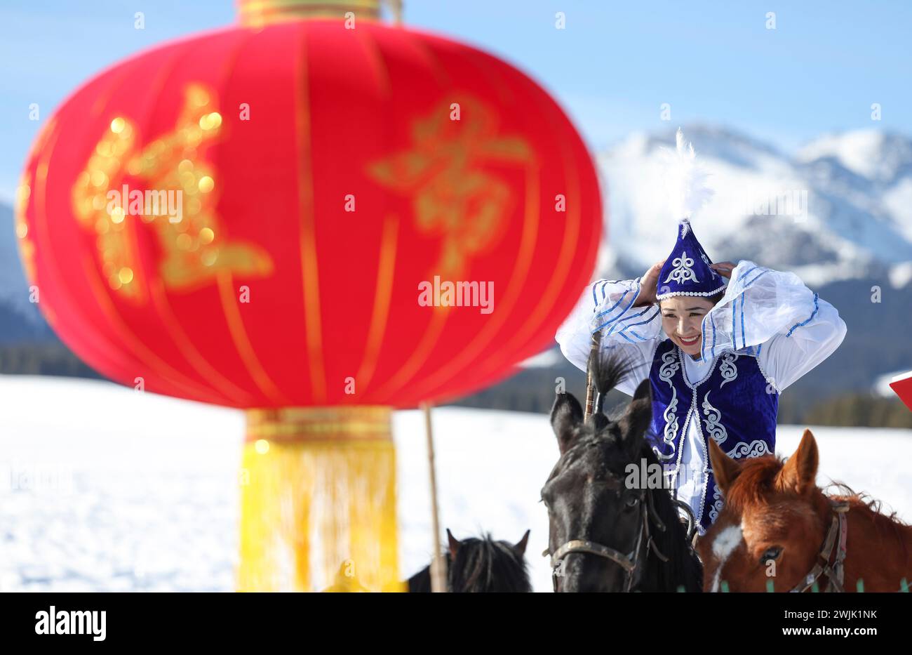 Urumqi, la regione autonoma cinese dello Xinjiang Uygur. 11 febbraio 2024. Un abitante del villaggio si prepara a partecipare a un evento sportivo tradizionale per celebrare il Festival di primavera nella contea di Urumqi, nella regione autonoma di Xinjiang Uygur, nel nord-ovest della Cina, 11 febbraio 2024. Crediti: HU Huhu/Xinhua/Alamy Live News Foto Stock