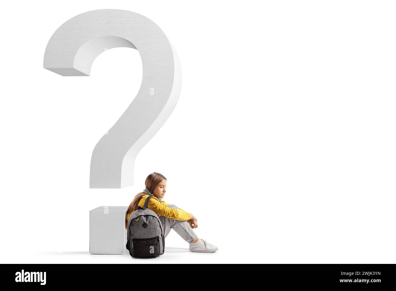 Adolescente seduta accanto a un punto interrogativo isolato su sfondo bianco Foto Stock