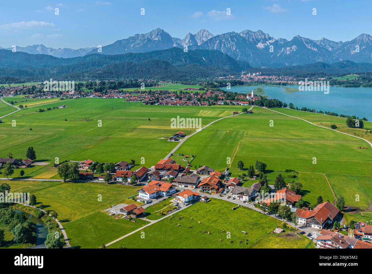 Sommer am Forggensee im Ostallgäu bei Schwangau-Brunnen Ausblick auf die Region um den Forggensee nahe Brunnen bei Schwa Schwangau Brunnen Bayern Deut Foto Stock