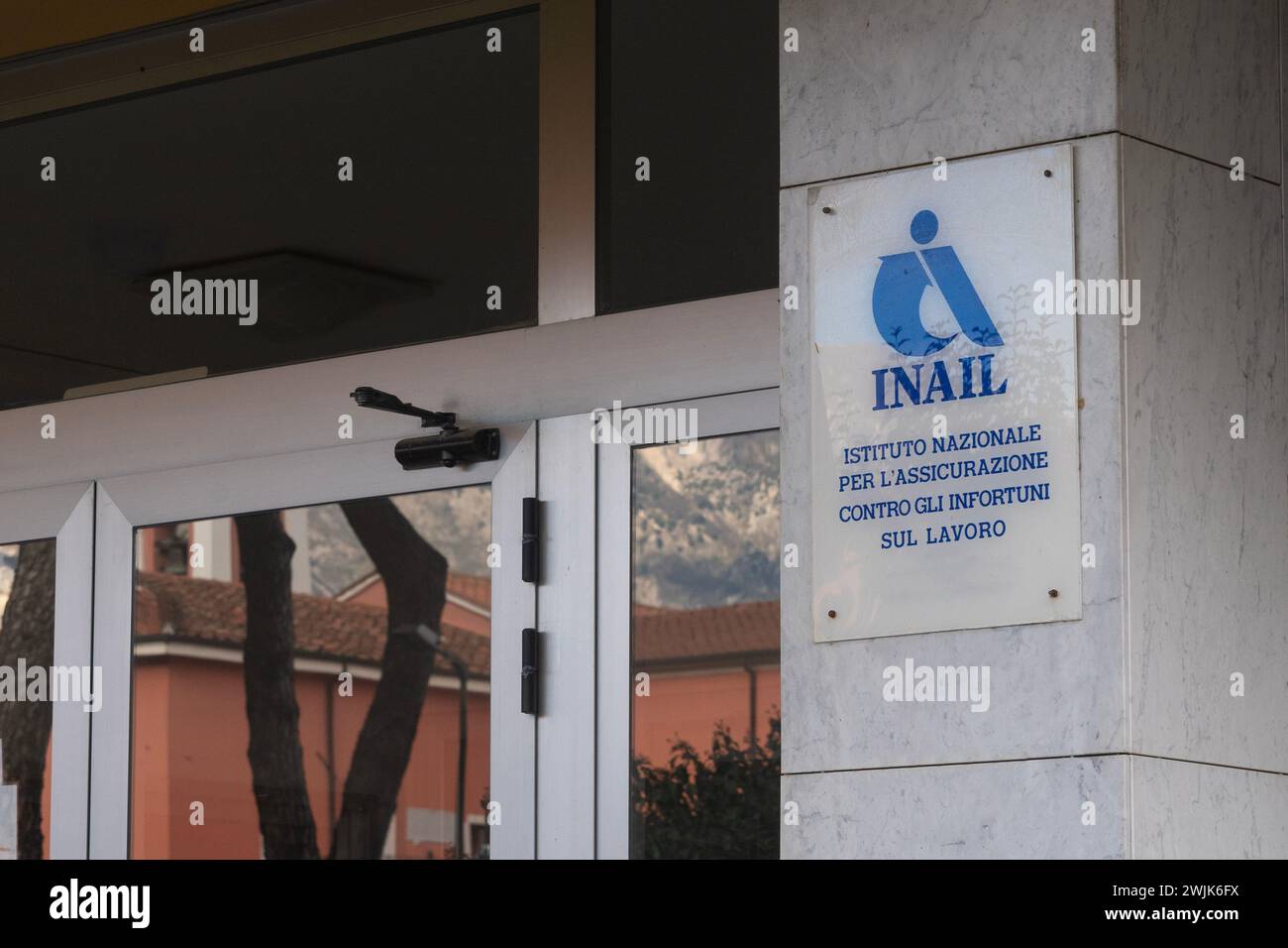 Carrara, Italia - 16 febbraio 2024 - cartello all'ingresso degli uffici INAIL (Istituto Nazionale per l'assicurazione contro gli infortuni sul lavoro) Foto Stock