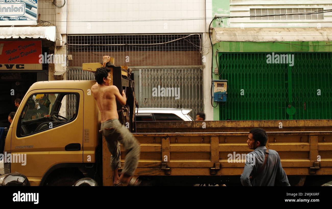 Nel centro industriale di Medan, la vibrante energia dell'attività permea l'aria, guidando il progresso e plasmando il dinamico paesaggio della città Foto Stock
