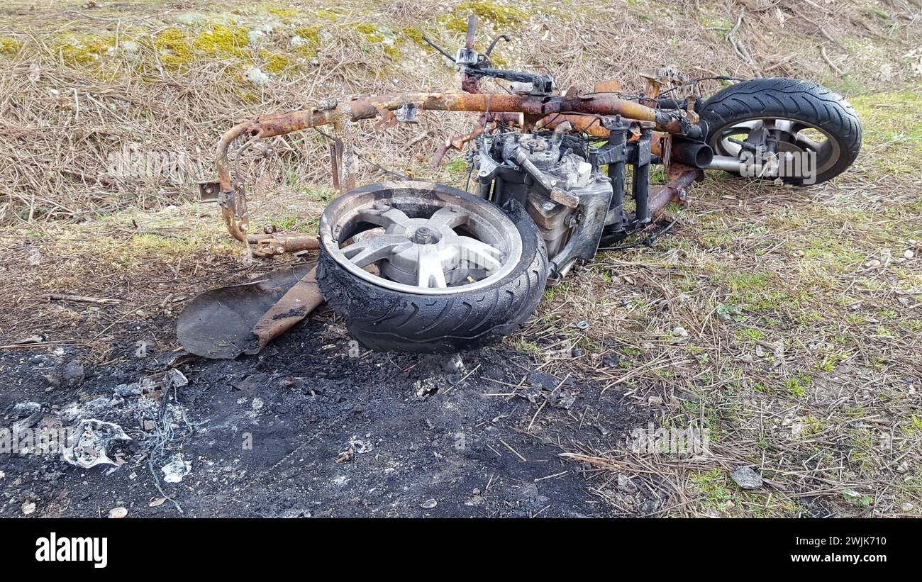 motocicletta rubata bruciata ai margini della strada Foto Stock