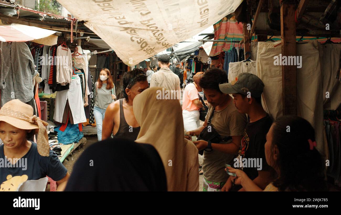Immerso nella frenetica cultura di Sambu, città di Medan, ogni angolo racconta una storia di tesori trovati, una vivace comunità legata al fascino vintage Foto Stock