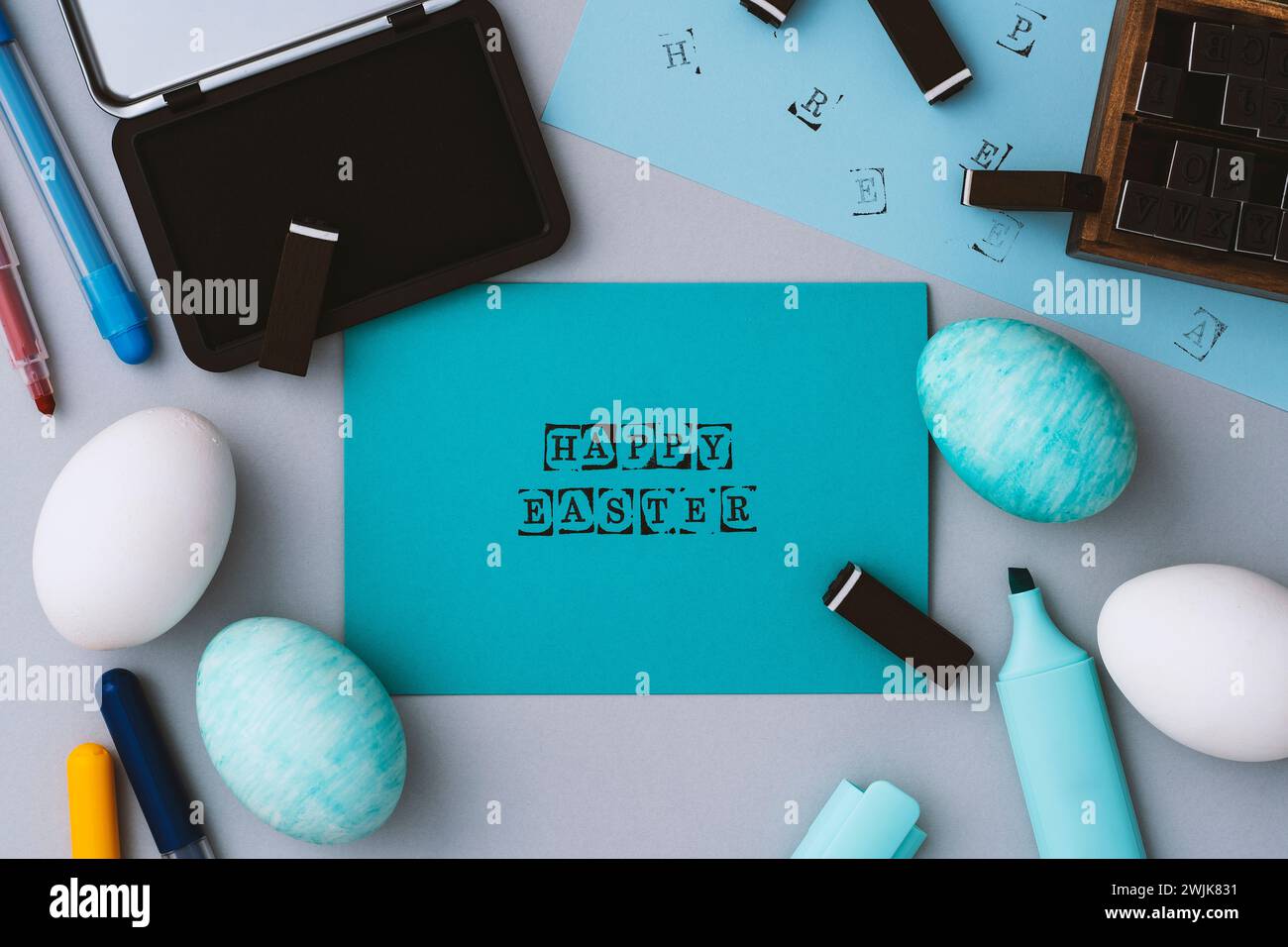 L'appartamento Blue Happy easter si stende su sfondo grigio. Direttamente sopra l'immagine del piano d'esame. Foto Stock