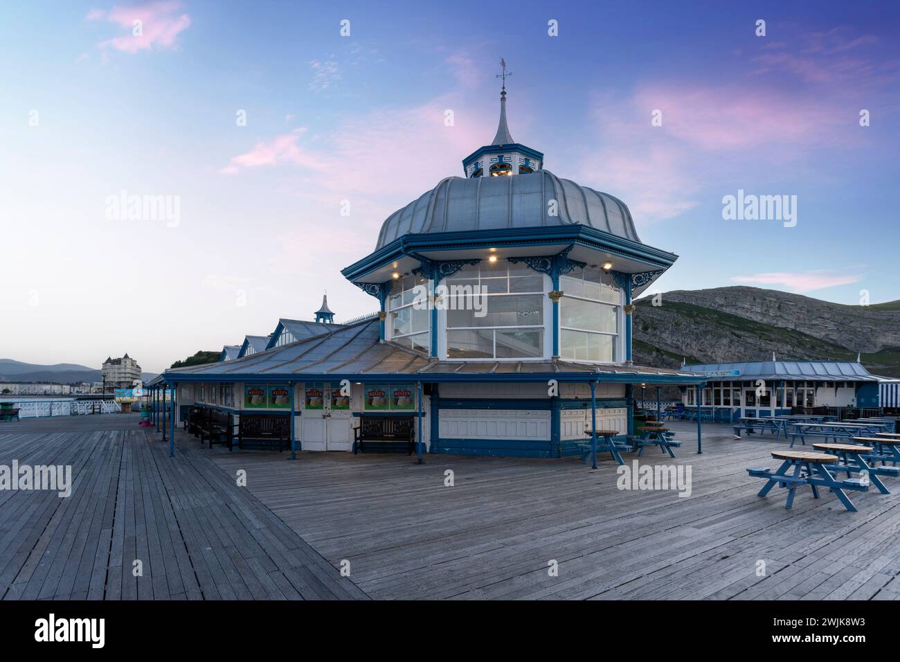 Llandudno Galles del nord regno unito 02 giugno 2023 molo di Llandudno nel Galles del Nord al crepuscolo Foto Stock