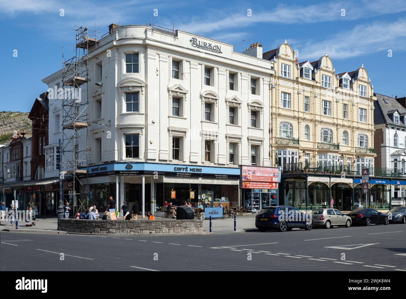 Llandudno nord Galles regno unito 02 giugno 2023 caffè nel centro di Llandudno, nell'ex negozio di abbigliamento da menswear Burtons Foto Stock