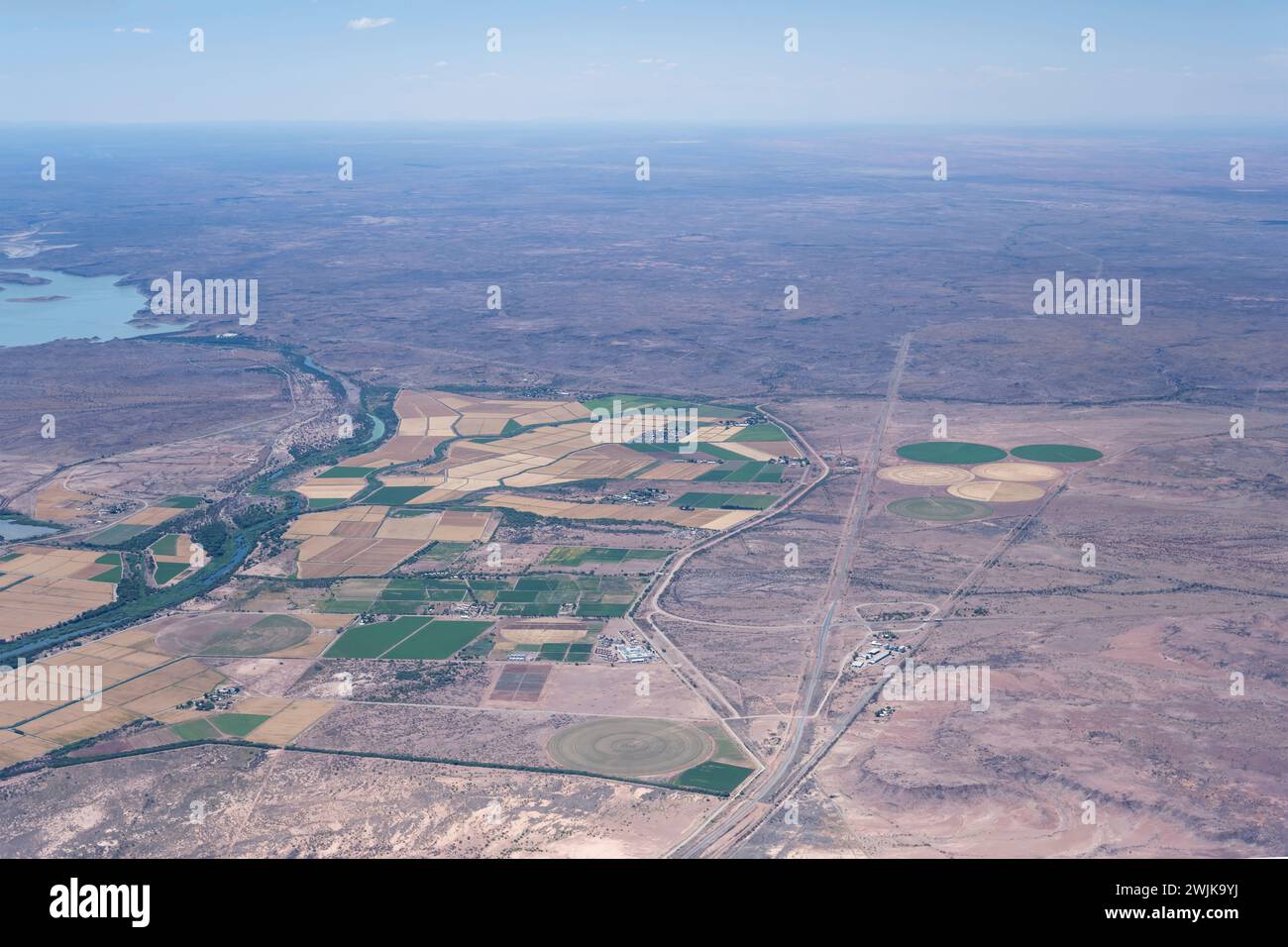 Paesaggio urbano aereo con area agricola vicino al fiume Fish nel deserto, girato da un aereo aliante con luce tardiva a nord di Mariental, Namibia, Foto Stock