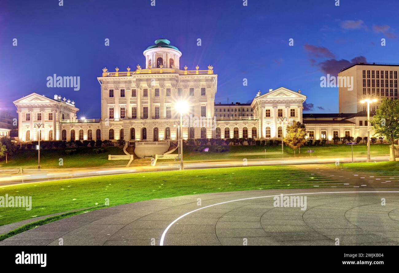 Piazza Borovitskaja e Casa di Pashkov vicino al Cremlino di Mosca, Russia. Foto Stock