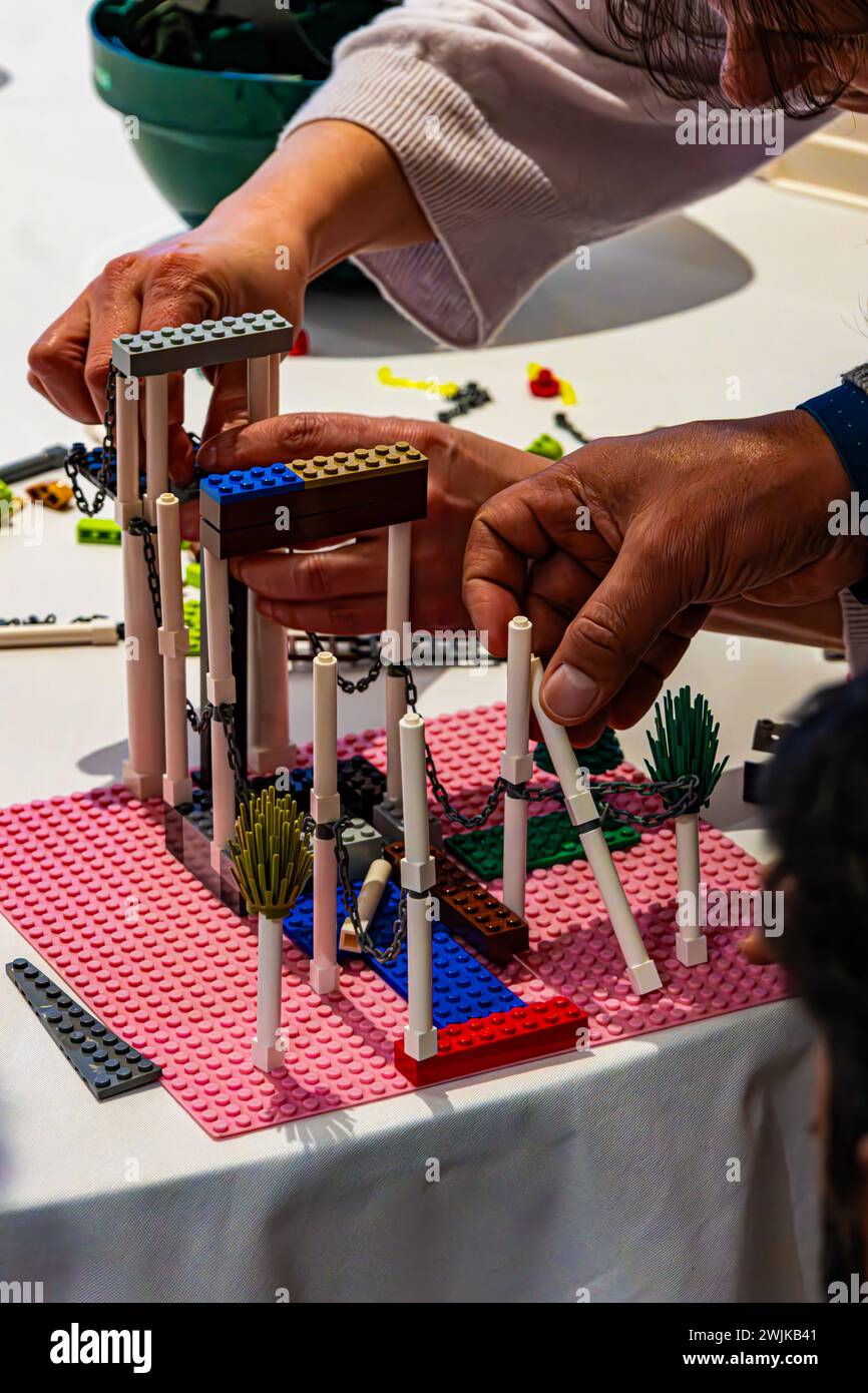Una costruzione con lego che riunisce diverse persone, lavoro di squadra Foto Stock