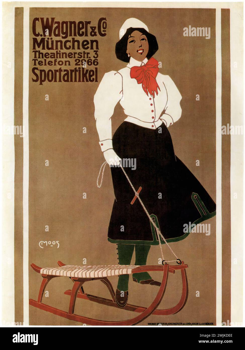 "C.Wagner & C° München Theatinerstr. 3 Telefon 2966 Sportartikel" [IT: "C.Wagner & Co.. Munich Theatinerstr. 3 Phone 2966 Sports articles'] Vintage German Advertising, 1907. La pubblicità presenta una donna in abbigliamento invernale gioiosamente in piedi accanto a una slitta. Lo stile è un'illustrazione commerciale dei primi anni del XX secolo con colori piatti e forme semplificate. Foto Stock