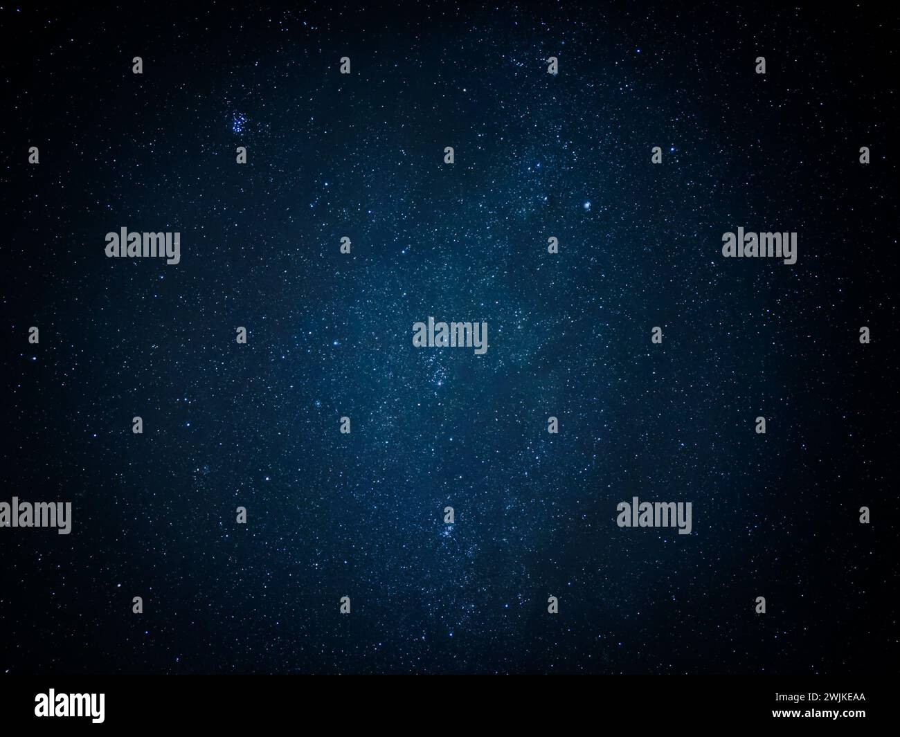 Un cielo stellato notturno con stelle scintillanti Foto Stock