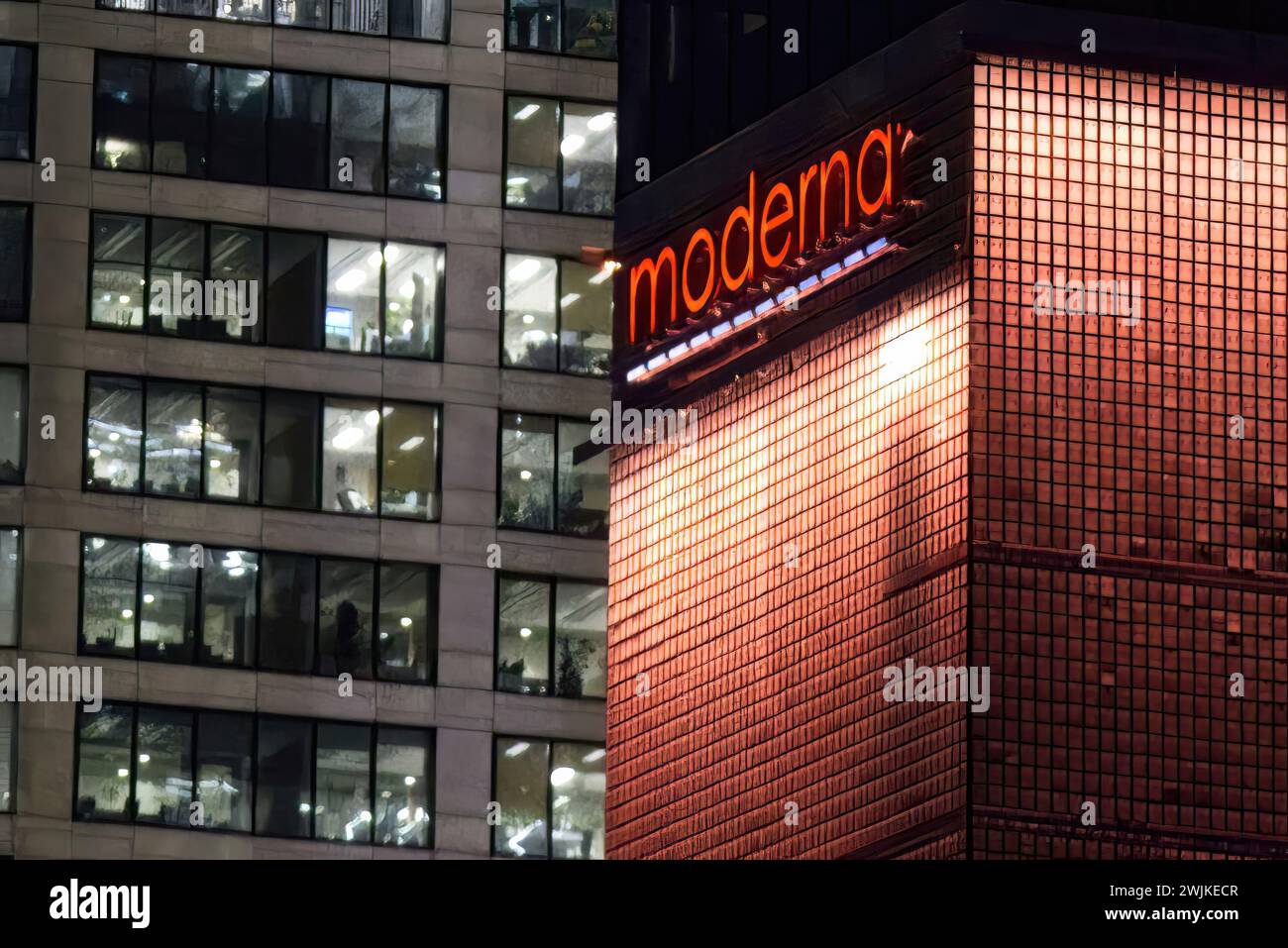 Il logo moderna è visibile all'ingresso del suo ufficio a Varsavia, Polonia. Moderna, Inc., è un'azienda farmaceutica e biotecnologica americana Foto Stock