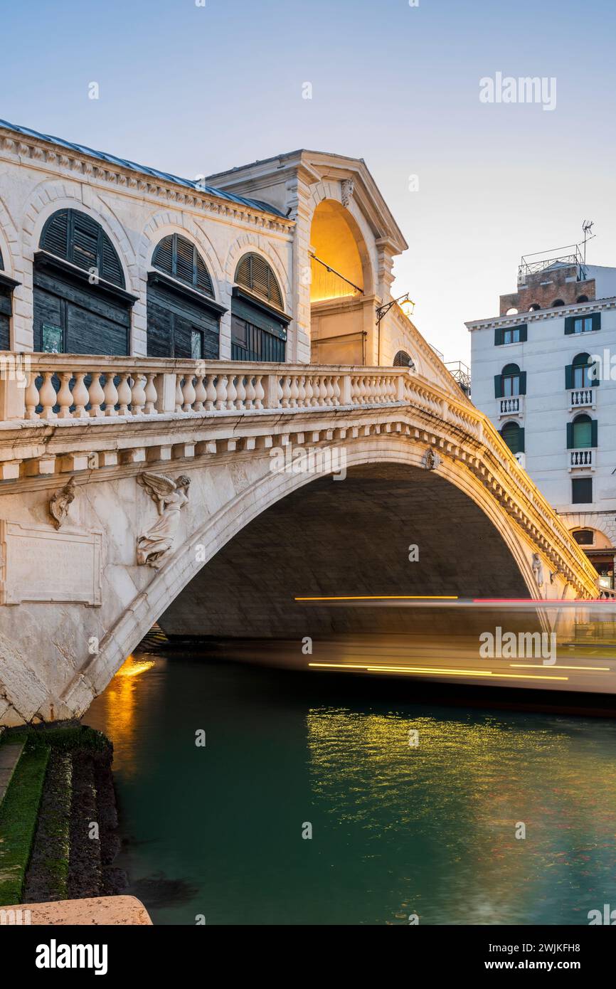 Ponte di Rialto all'alba, Venezia, Veneto, Italia Foto Stock