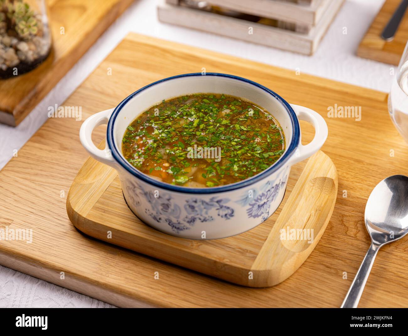 Tradizionale zuppa rumena di chorba con verdure e cubetti di manzo Foto Stock