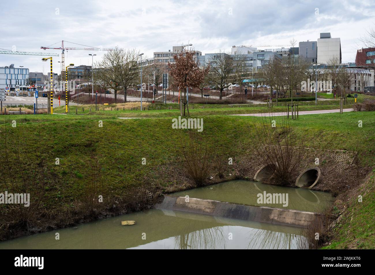 Leuven, Brabante fiammingo, Belgio, 10 febbraio 2024 - il campus ospedaliero di Gasthuisberg e il sistema di irrigazione Foto Stock