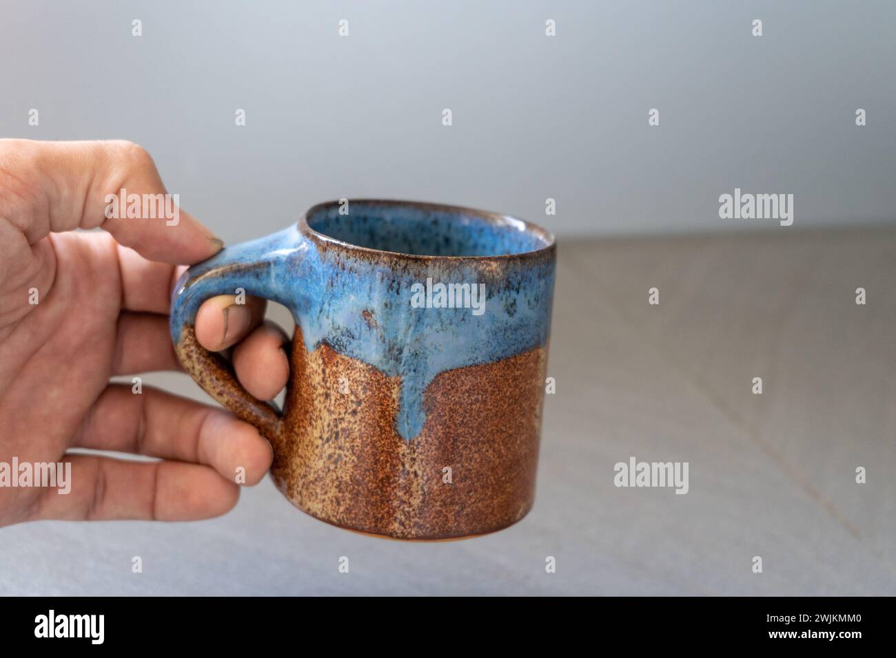 Tazze da caffè o tè in ceramica fatte a mano su una superficie in legno. Foto di alta qualità Foto Stock