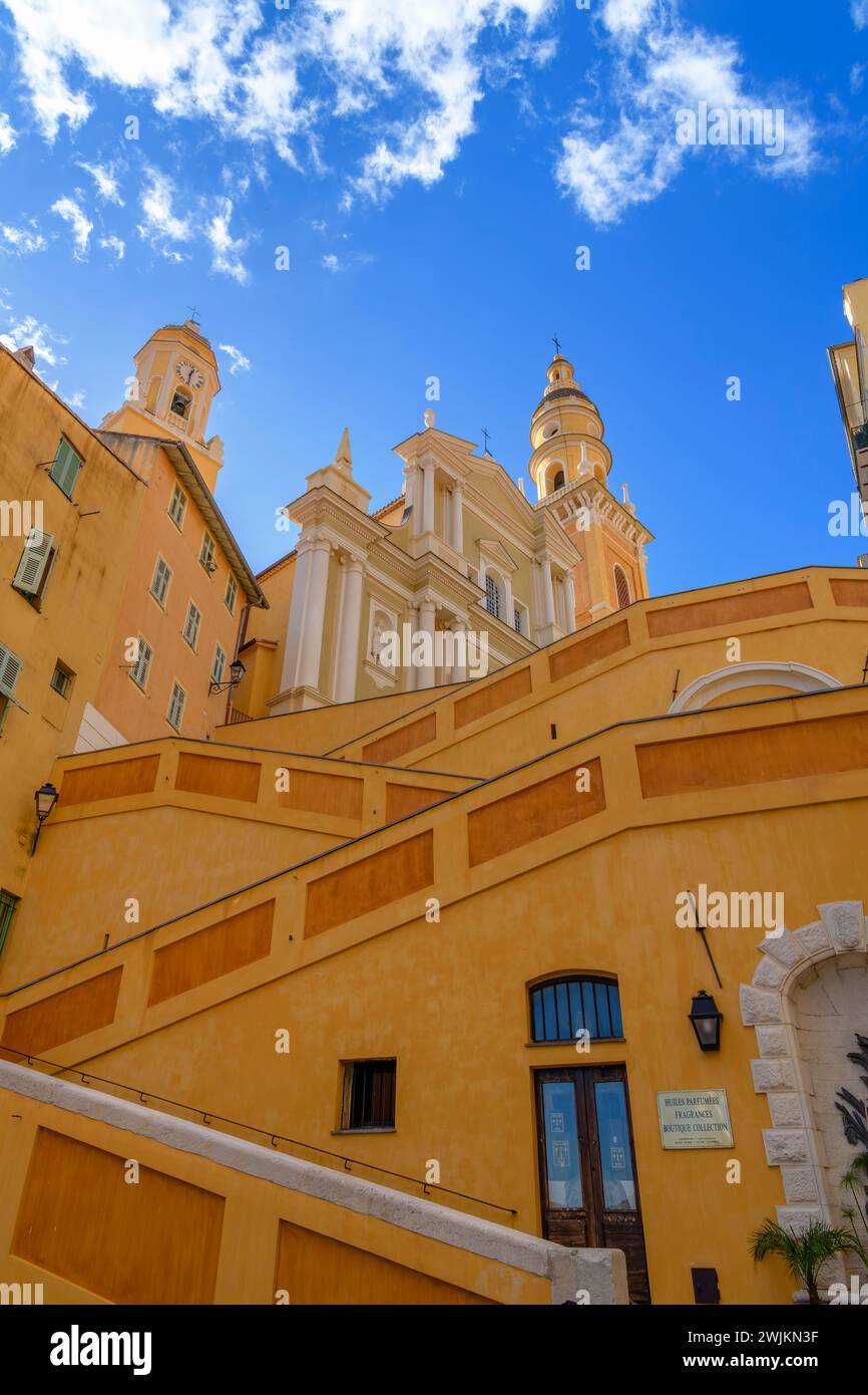 Côte passi fino alla basilica di Saint Michel Archange, in cima alla splendida città di Mentone sulla Costa Azzurra, Francia. Foto Stock