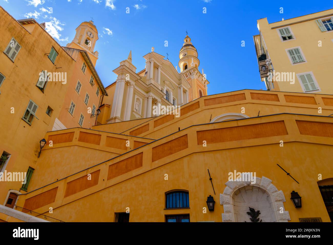 Côte passi fino alla basilica di Saint Michel Archange, in cima alla splendida città di Mentone sulla Costa Azzurra, Francia. Foto Stock