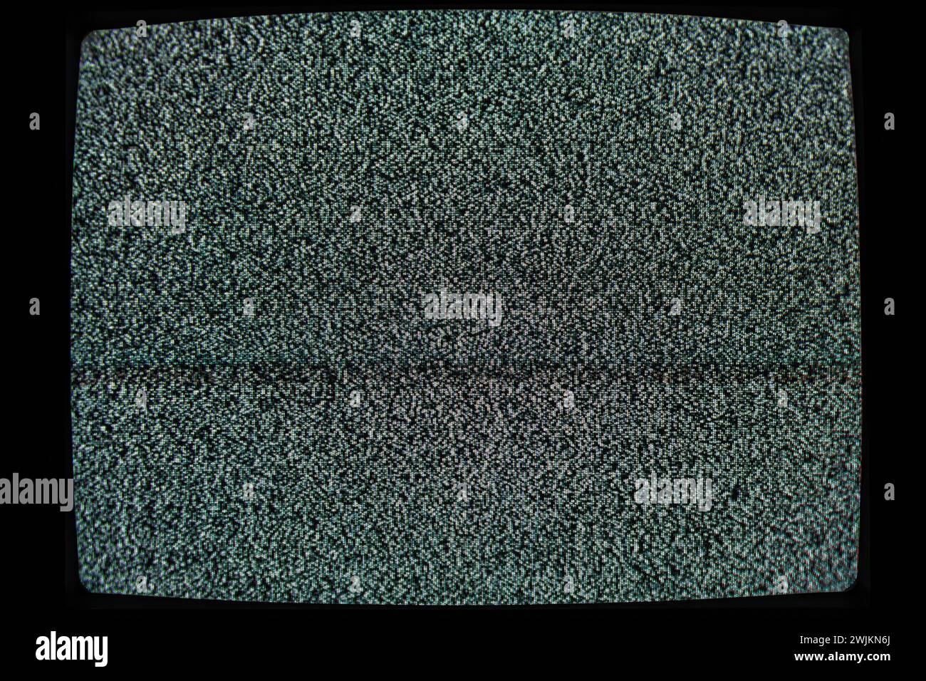 Schermo televisivo che mostra un rumore statico che suggerisce un'interruzione del segnale o l'assenza di trasmissione Foto Stock