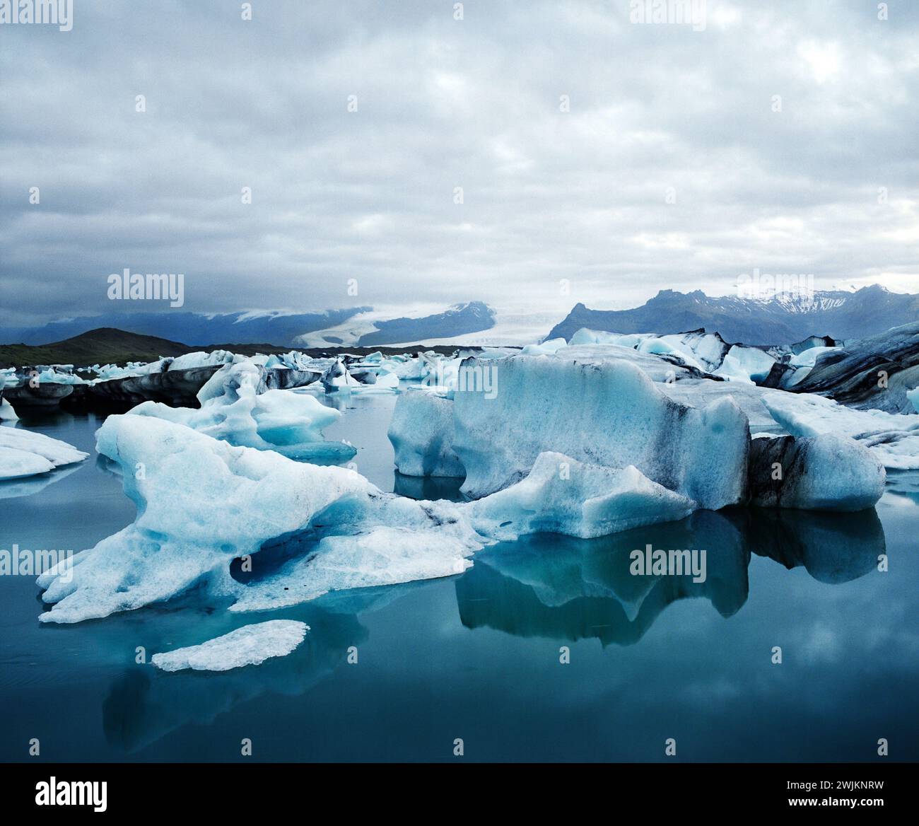 Iceberg in un corpo d'acqua Foto Stock