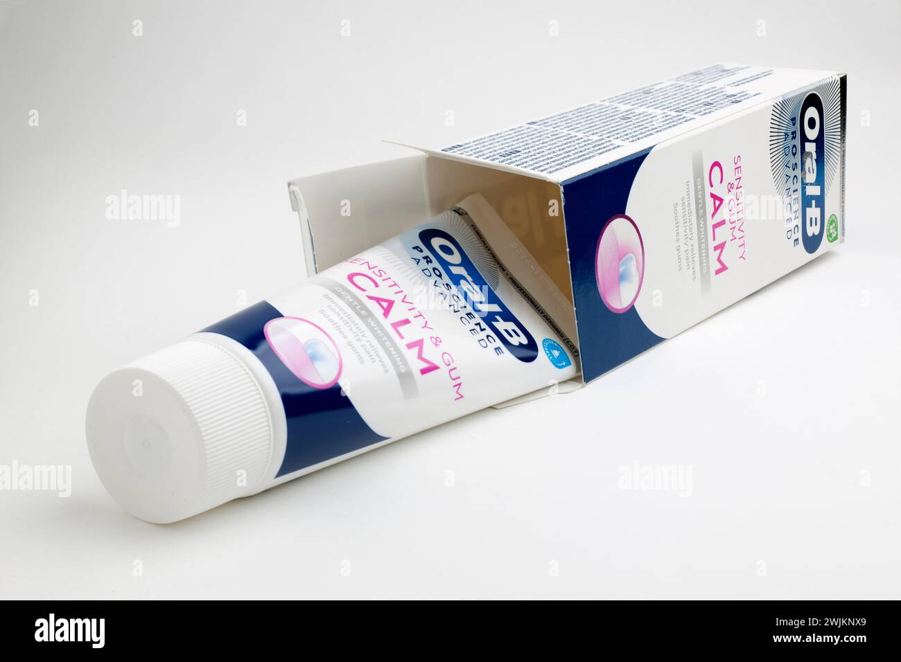 Dentifricio originale Oral B Sensitivity & Gum Calm da 75 ml su sfondo bianco Foto Stock