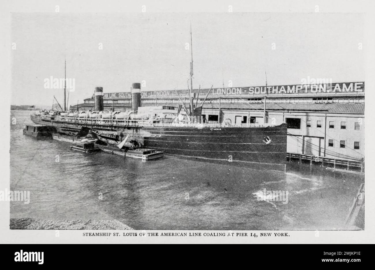 Nave a vapore St Louis of the American Line Coaling al molo 14, New York dall'articolo MODERN WHARF IMPROVEMENTS AND PORT FACILITIES. Di Foster Crowell. Dalla rivista Engineering dedicata al progresso industriale volume XIV ottobre 1897 - marzo 1898 The Engineering Magazine Co Foto Stock