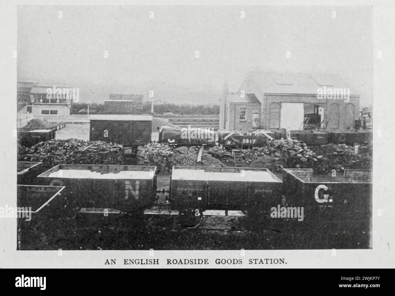 UNA STAZIONE INGLESE DI TRASPORTO MERCI. Dall'articolo STAZIONI E CANTIERI FERROVIARI INGLESI. Per Arch. R. Whitehead. Dalla rivista Engineering dedicata al progresso industriale volume XIV ottobre 1897 - marzo 1898 The Engineering Magazine Co Foto Stock