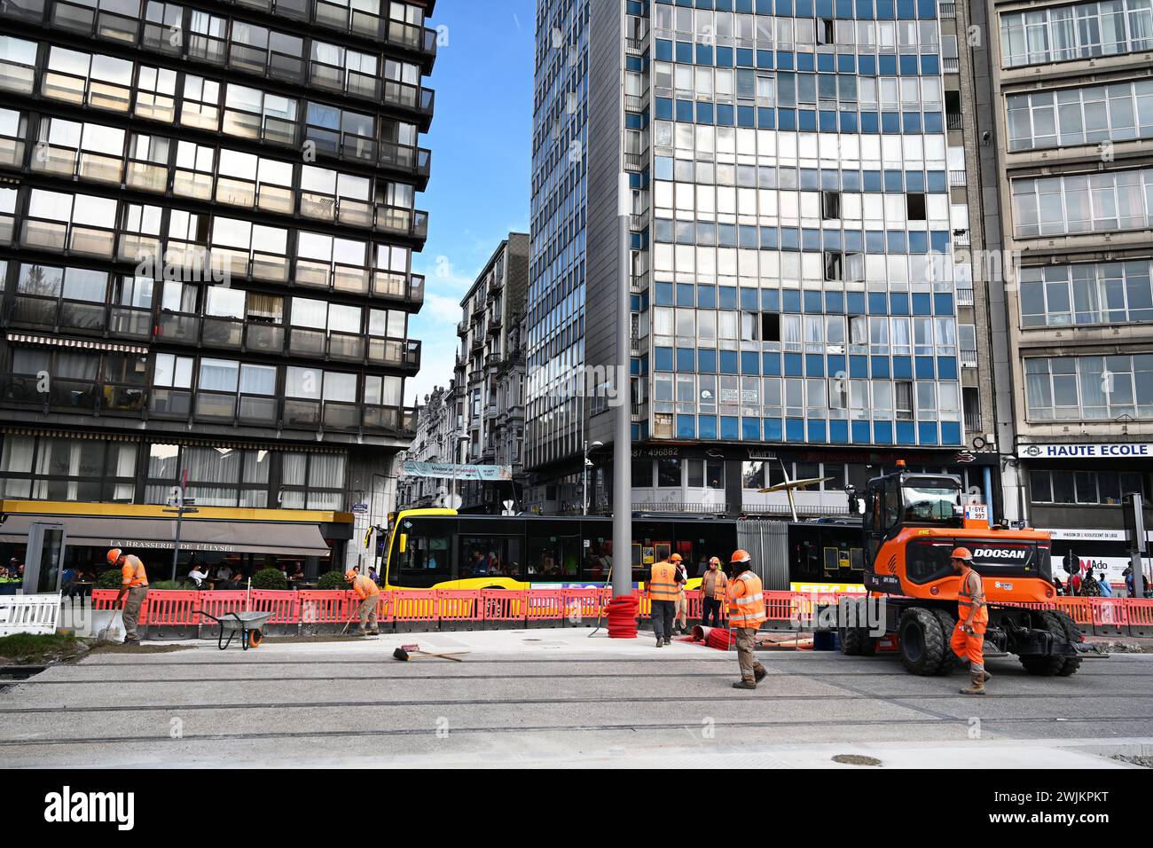 Lavori su nuove piste del tram Foto Stock