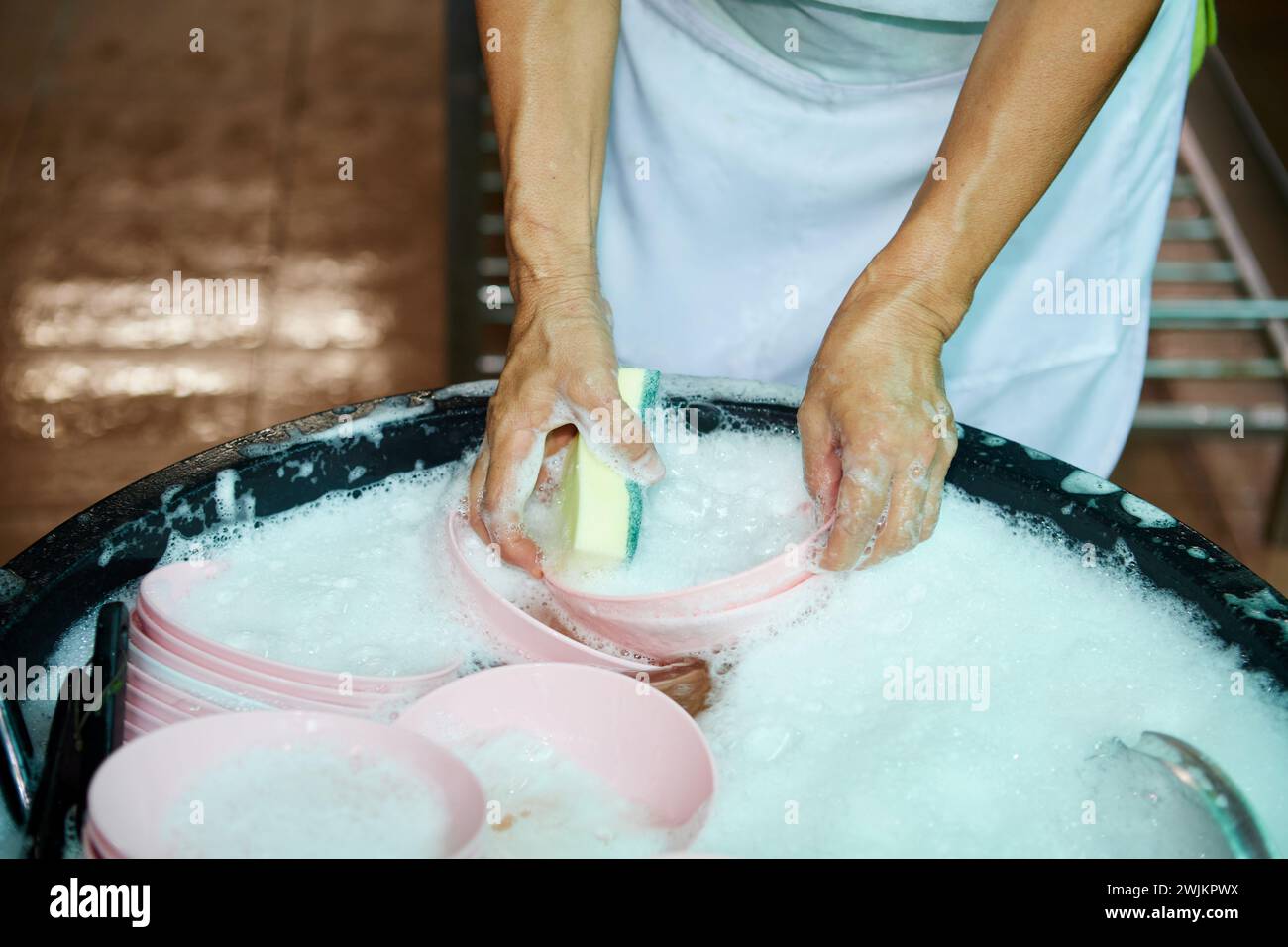 La mano corta di donna fa i piatti in cucina Foto Stock
