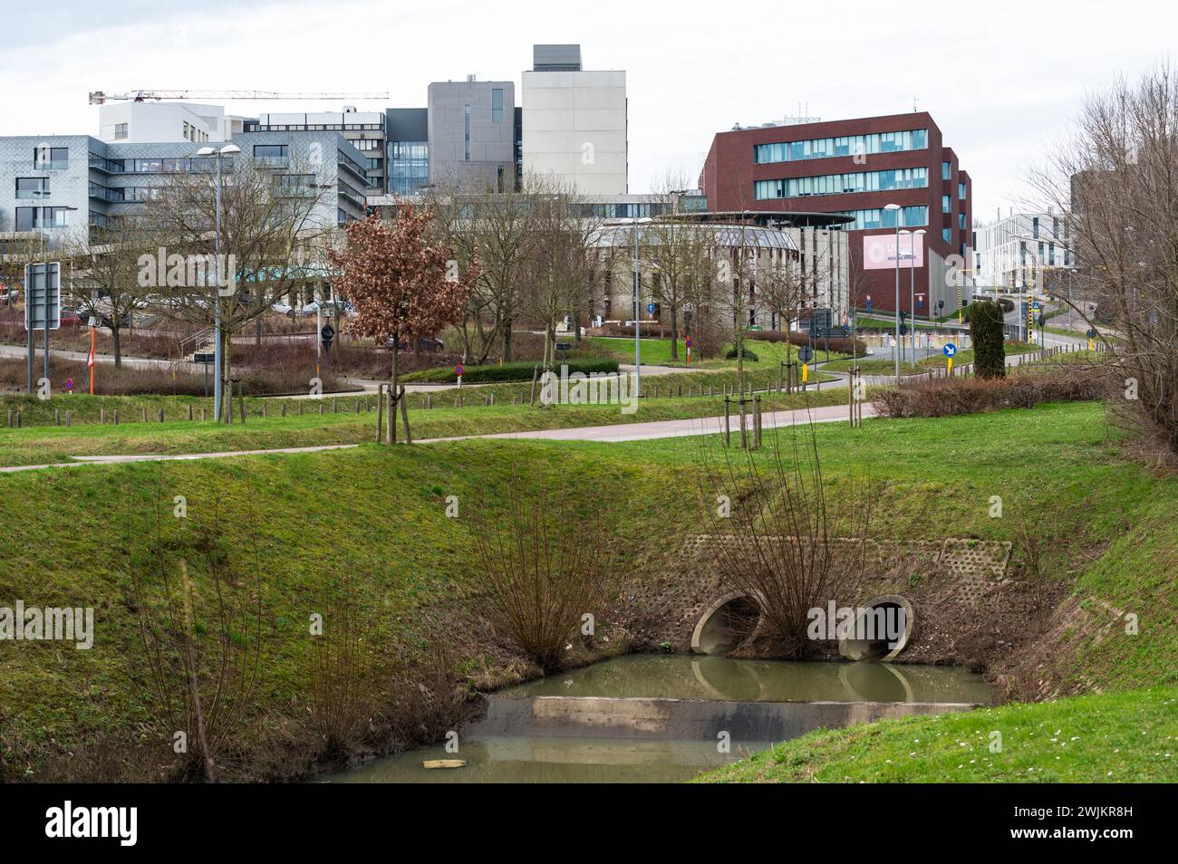 Leuven, Brabante fiammingo, Belgio, 10 febbraio 2024 - il campus ospedaliero di Gasthuisberg e il sistema di irrigazione Foto Stock