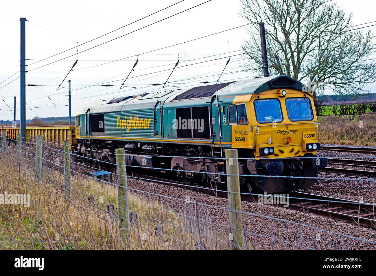 Classe 66590 su Engineers Train a Shipton da Beningbrough, North Yorkshire, Inghilterra, 25 dicembre 2023 Foto Stock