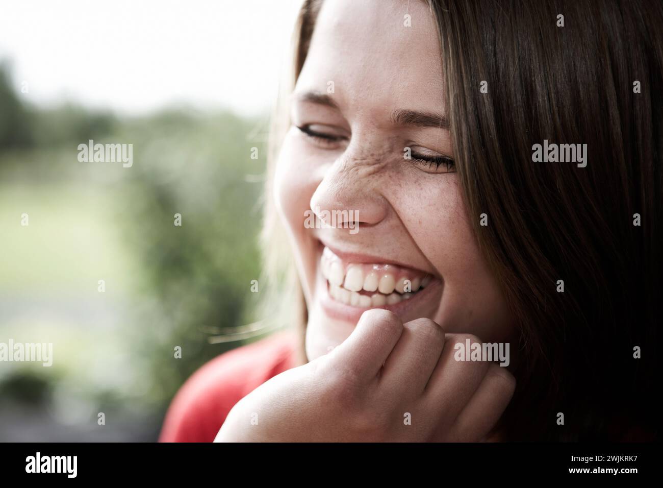 Close up della giovane donna di ridere Foto Stock