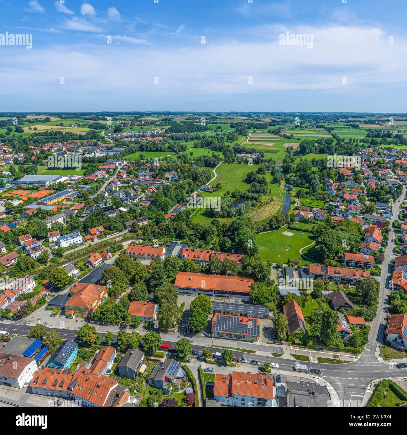 Luftaufnahme der Stadt Dorfen im oberbayerischen Isental Ausblick auf Dorfen im Landkreis Erding in Oberbayern Dorfen Bayern Deutschland *** Aerial vi Foto Stock