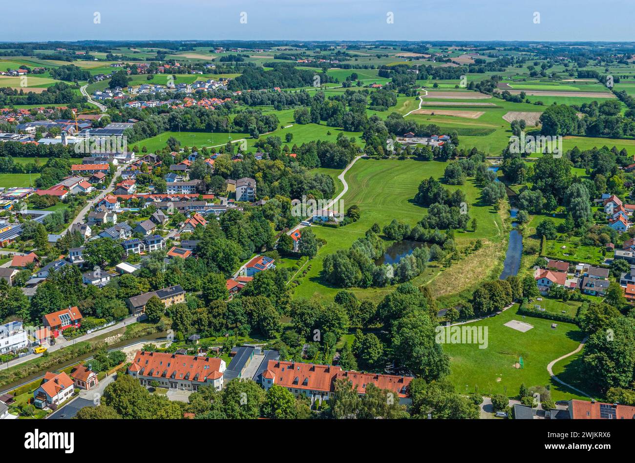 Luftaufnahme der Stadt Dorfen im oberbayerischen Isental Ausblick auf Dorfen im Landkreis Erding in Oberbayern Dorfen Bayern Deutschland *** Aerial vi Foto Stock