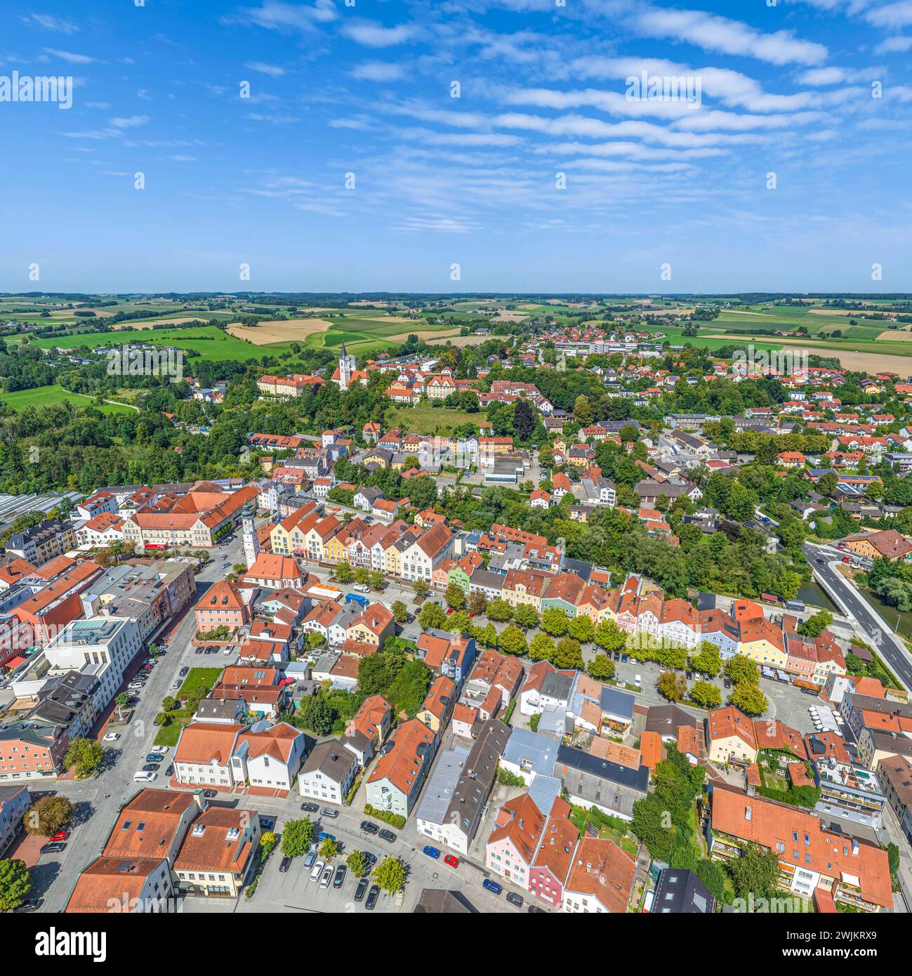 Luftaufnahme der Stadt Dorfen im oberbayerischen Isental Ausblick auf Dorfen im Landkreis Erding in Oberbayern Dorfen Bayern Deutschland *** Aerial vi Foto Stock