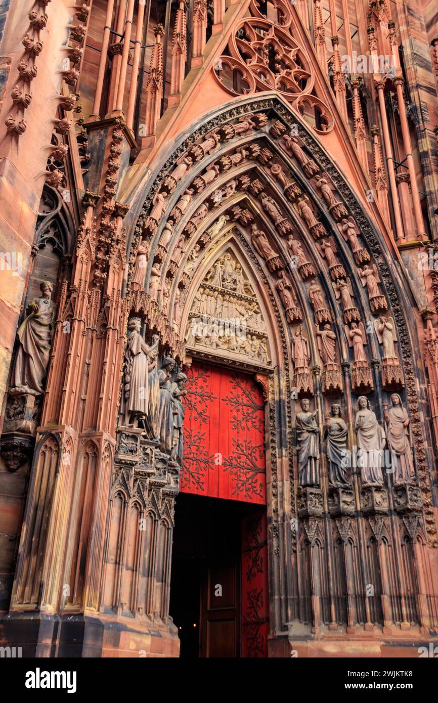Portale della Cattedrale di Strasburgo o della Cattedrale di nostra Signora di Strasburgo a Strasburgo, Francia Foto Stock