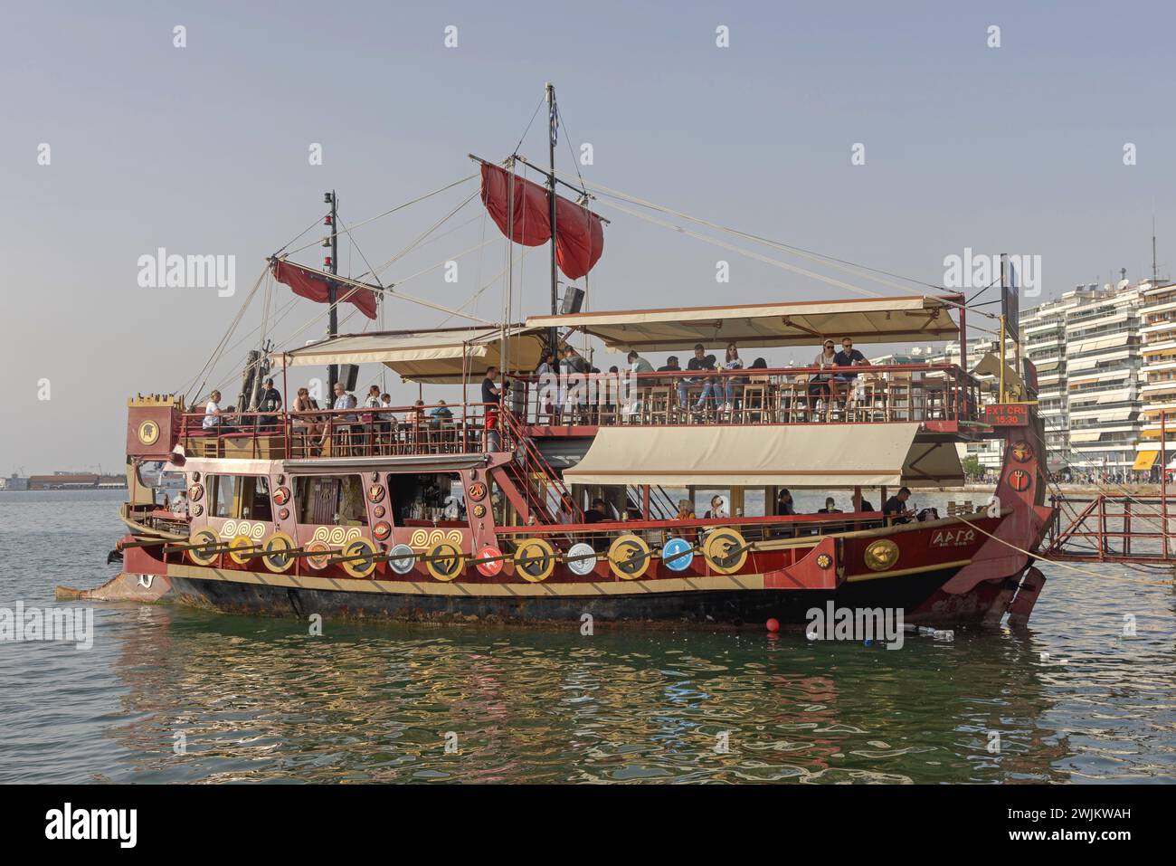 Salonicco, Grecia - 22 ottobre 2023: Crociera in barca a tema Vichinghi con Party Ship Bar e Argo ormeggiata al Promenade Fall Day. Foto Stock