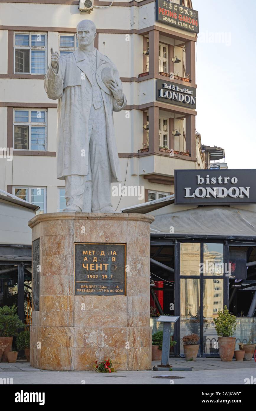 Skopje, Macedonia del Nord - 23 ottobre 2023: Statua in pietra di marmo di Metodija Andonov cento Monument, punto di riferimento storico nella piazza principale di capitale. Foto Stock