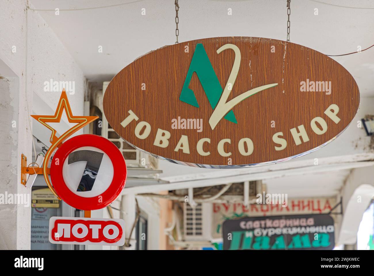 Ohrid, Macedonia del Nord - 23 ottobre 2023: Lotto Number Seven State Lottery Gambling and Tobacco Vape Shop. Foto Stock