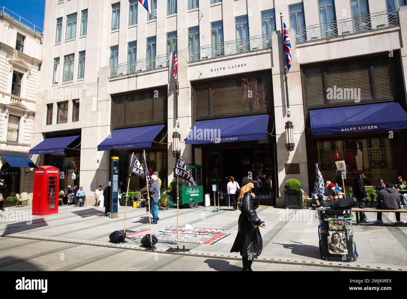 Le vite nere contano bandiere e messaggi si vedono nel centro di Londra. Foto Stock