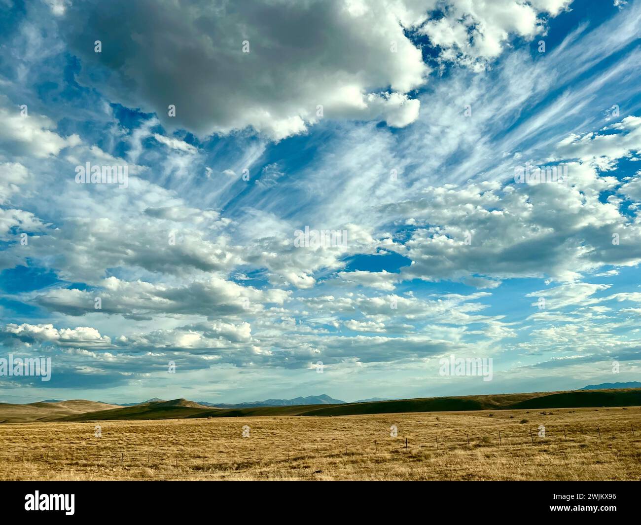 Nuvole pazze nel cielo sopra i terreni agricoli Foto Stock