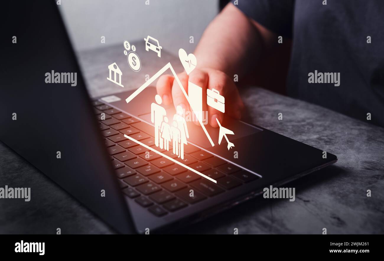 La donna utilizza un laptop con interfaccia ologramma di icone che illustrano la copertura dell'assicurazione assicurativa. Famiglia, vita, viaggi, salute, banca, casa e macchina. Foto Stock