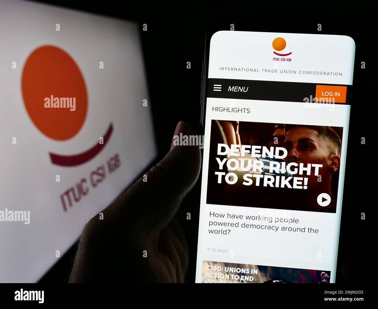 Persona che possiede uno smartphone con pagina Web della federazione Internazionale dei sindacati (ITUC) con logo. Messa a fuoco al centro del display del telefono. Foto Stock