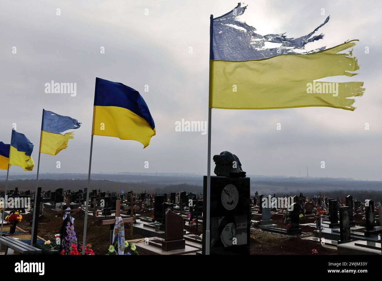 Vista delle tombe dei soldati caduti delle forze armate ucraine nel cimitero di Zaporizhzhia. In due anni di guerra in Ucraina dall'invasione russa del 24 febbraio 2022, decine di migliaia di soldati e civili hanno perso la vita. Il numero esatto di vittime è impossibile da stabilire, con entrambe le parti che forniscono poche informazioni sulle loro perdite, per evitare di minare il morale tra le truppe e il pubblico più ampio. Mentre l'invasione su vasta scala della Russia si aggira verso il traguardo dei due anni e apparentemente senza fine a breve. (Foto di Andriy Andriyenko/SOPA Images/Sipa USA) Foto Stock