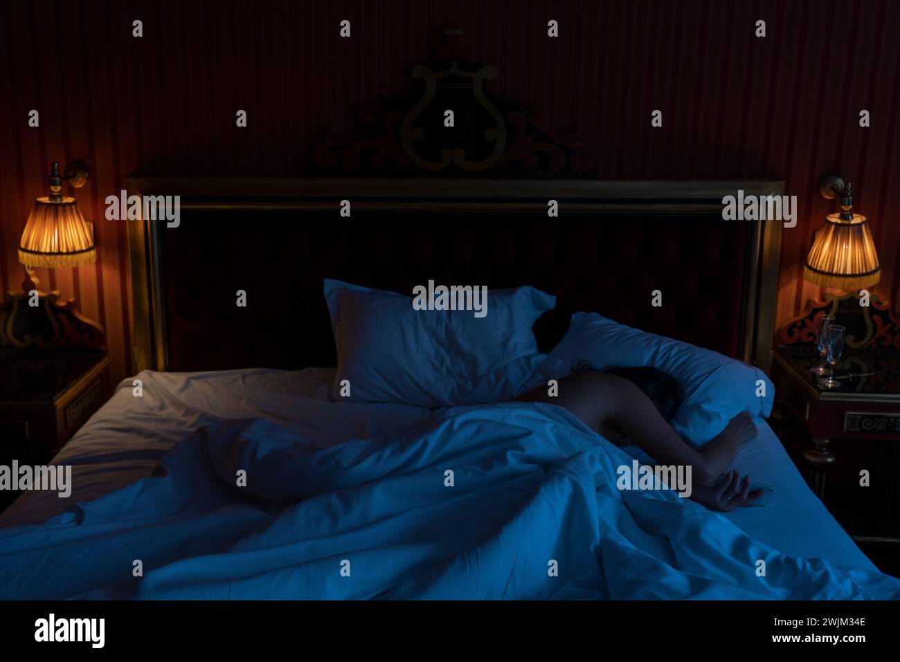Persona irriconoscibile che dorme nel letto Foto Stock