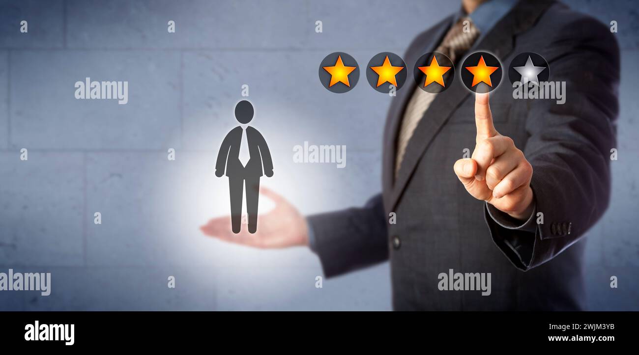 Il responsabile delle risorse umane Blue chip sta assegnando a un dipendente un punteggio di quattro stelle su cinque. Concetto aziendale per la revisione e il monitoraggio delle prestazioni, ta Foto Stock