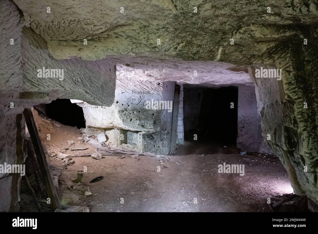 'Honour to the 2nd Zouave Regiment' - graffiti in una cava vicino al villaggio di Tracy-le-Mont usati per ospitare le truppe d'élite Zouaves nella prima guerra mondiale Foto Stock