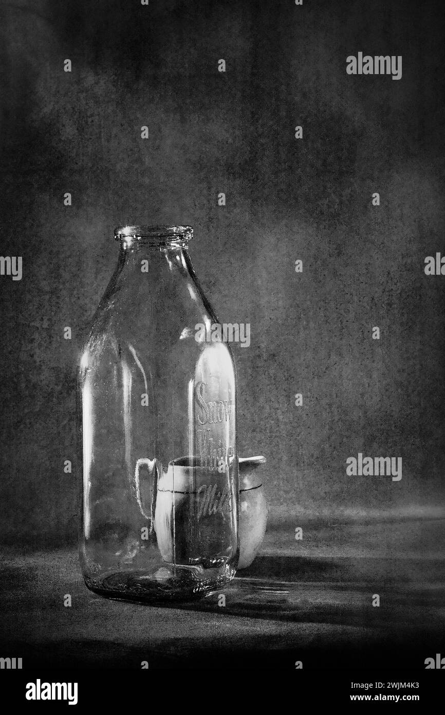 10 30 2005 bottiglie di latte vecchio d'epoca e di vetro antico per la battaglia di battaglia di Kalyan Maharashtra INDIA asia Foto Stock